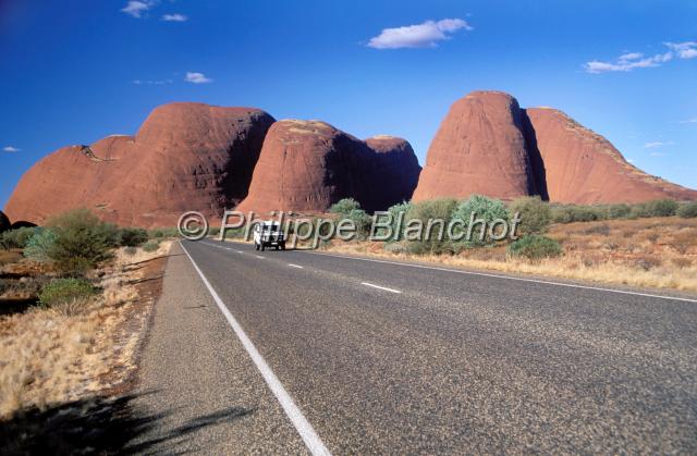 australie territoire du nord 16.JPG - Uluru Kata Tjuta National Park4x4 sur route devant les OlgasTerritoire du NordAustralie